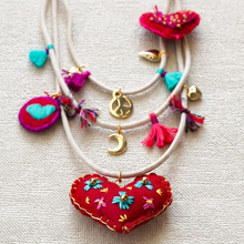 Cargar imagen en el visor de la galería, HANDMADE HEART NECKLACE