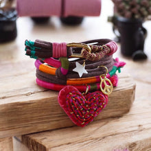 Cargar imagen en el visor de la galería, HANDMADE HEART BRACELET