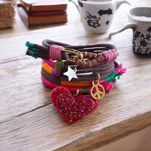 Cargar imagen en el visor de la galería, HANDMADE HEART BRACELET
